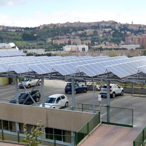 Parcheggio riservato ombreggiato con panelli solari